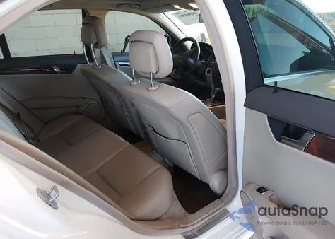 2009 Mercedes-Benz C 300 Luxury 4Matic/Sport 4Matic z USA, uszkodzony, nr VIN WDDGF81X69R081317